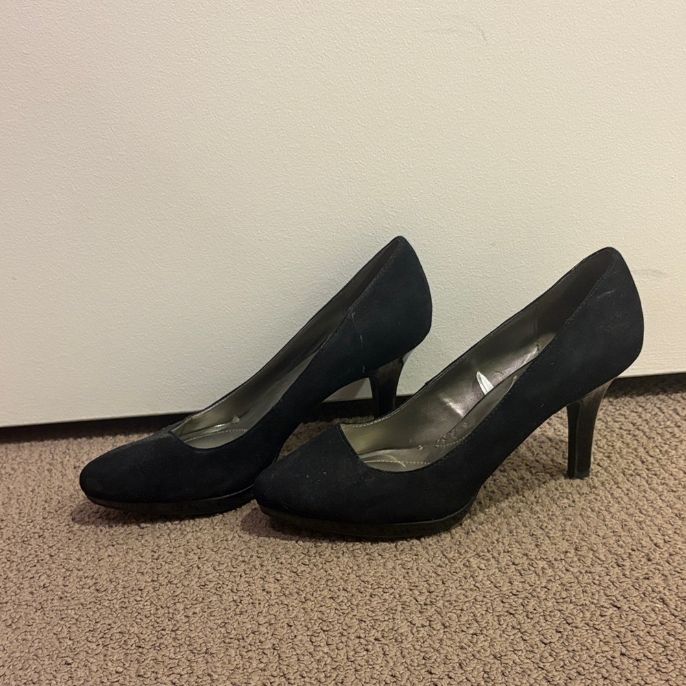 Bandolino Classic Black Heels - Picture 1 of 2